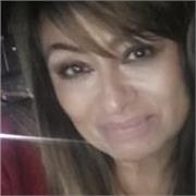 Profesora de inglés dicta clases a niños de educación básica-media, adolescentes universitarios y adultos